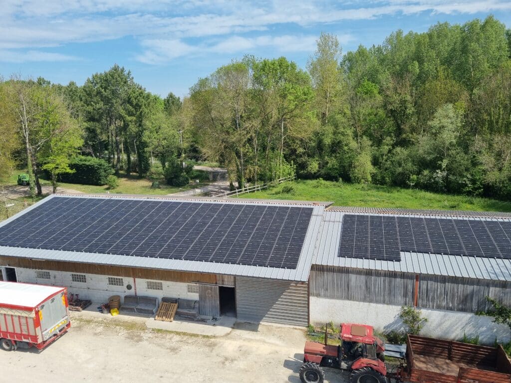 Hangar de stockage agricole avec installation photovoltaïque sur toiture - Domaine du Carrefour