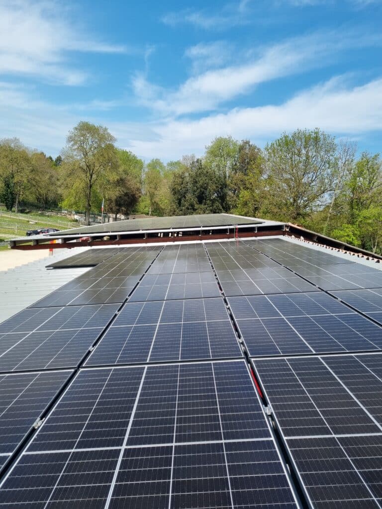 Hangar de stockage agricole avec installation photovoltaïque sur toiture - Domaine du Carrefour