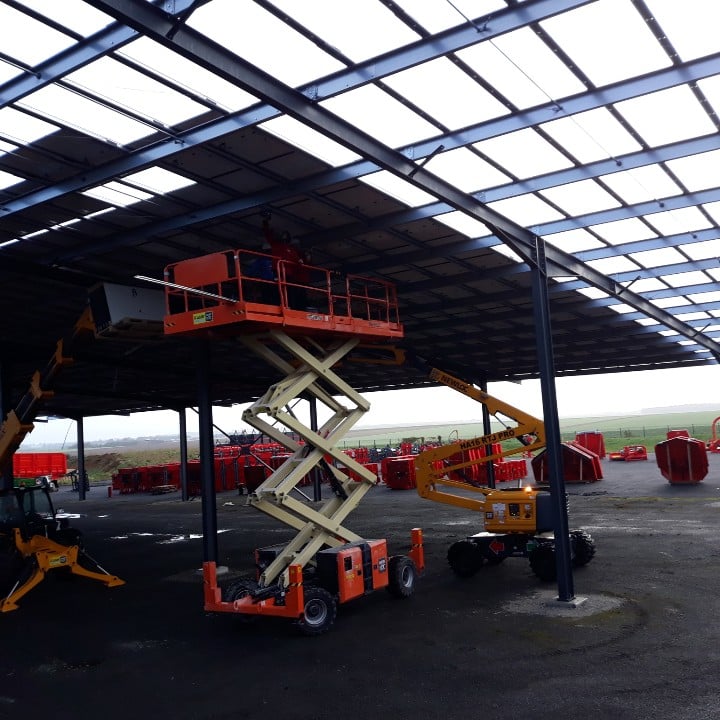 Ombrière photovoltaïque de stockage pour machines agricoles - Gyrax - Champigny-en-Rochereau (86) - chantier en cours