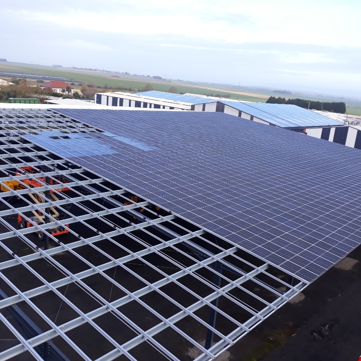 Ombrière solaire de stockage pour machines agricoles - Gyrax - Champigny-en-Rochereau (86) - panneaux solaires en cours de pose