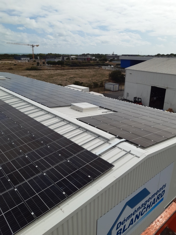 Toiture bâtiment industriel déménagement avec installation solaire - Blanchard Déménagements (17)