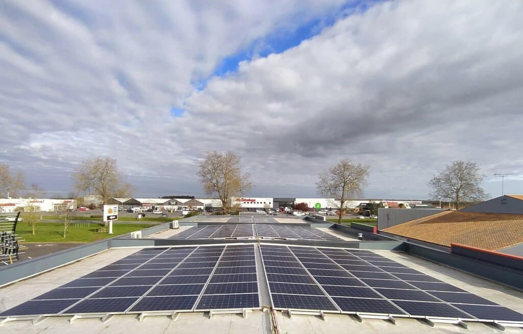Panneaux photovoltaïques sur toiture plate - commerce Picard