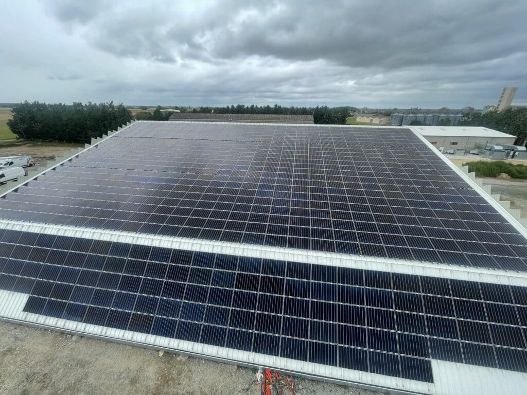 Panneaux solaire full black sur bâtiment de stockage