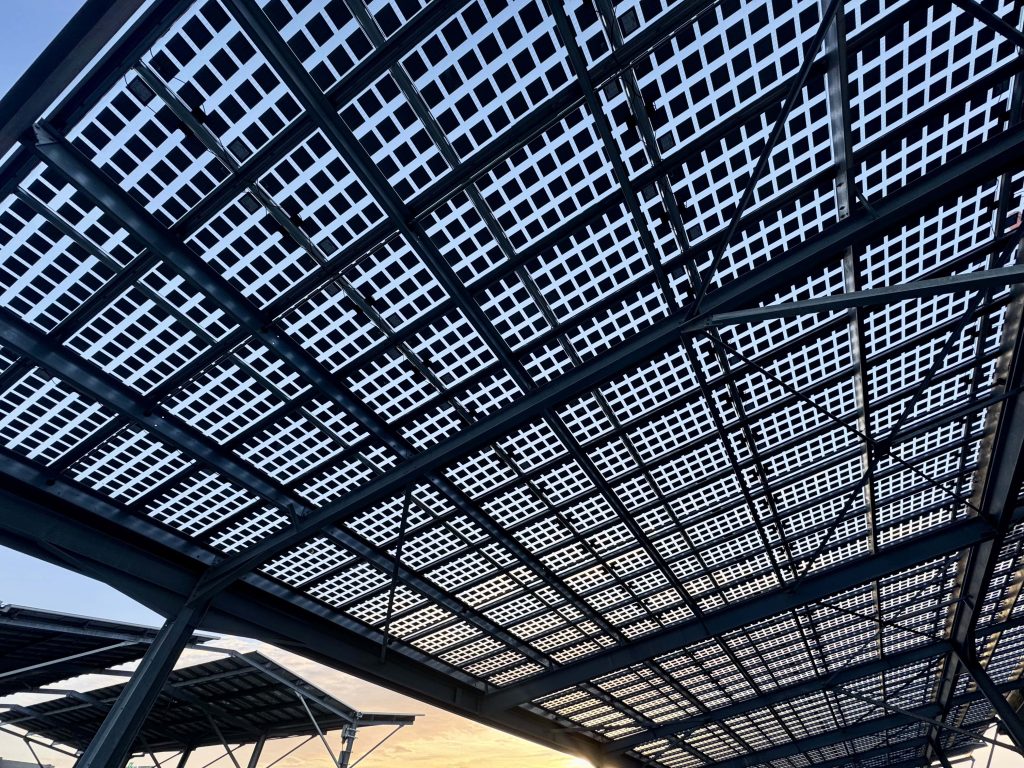 Ombrière de parking commerce Intermarché - panneaux semi-transparents - Salles-sur-Mer (17)